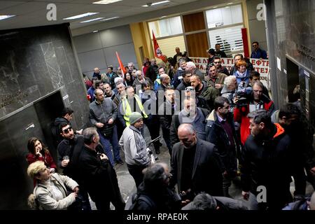 Athènes, Grèce. Feb 21, 2019. Les employés municipaux ont envahi le ministère des Finances pendant 24 heures de grève générale. (Crédit Image : © VafeiadakisZUMA Aristidis Wire) Credit : ZUMA Press, Inc./Alamy Live News Banque D'Images