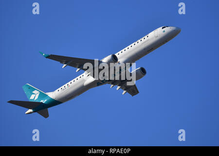 Munich, Allemagne. Feb 18, 2019. I-ADJK - Embraer ERJ-195LR - Air Dolowithi au début, début, début. La circulation de l'air, fliegen.Luftfahrt. L'aéroport Franz Josef Strauss de Munich.Munich. Utilisation dans le monde entier | Credit : dpa/Alamy Live News Banque D'Images