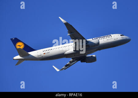 Munich, Allemagne. Feb 18, 2019. D-AIUY - Airbus A320-214 - Lufthansa au départ, commence, commence, décolle. La circulation de l'air, fliegen.Luftfahrt. L'aéroport Franz Josef Strauss de Munich.Munich. Utilisation dans le monde entier | Credit : dpa/Alamy Live News Banque D'Images