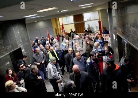 Athènes, Grèce. Feb 21, 2019. Les employés municipaux ont envahi le ministère des Finances pendant 24 heures de grève générale. (Crédit Image : © VafeiadakisZUMA Aristidis Wire) Credit : ZUMA Press, Inc./Alamy Live News Banque D'Images