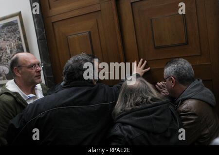 Athènes, Grèce. Feb 21, 2019. Les employés municipaux ont envahi le ministère des Finances pendant 24 heures de grève générale. (Crédit Image : © VafeiadakisZUMA Aristidis Wire) Credit : ZUMA Press, Inc./Alamy Live News Banque D'Images