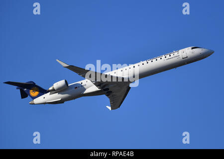 Munich, Allemagne. Feb 18, 2019. D-ACKD - Bombardier CRJ-900LR - Lufthansa Cityline régional au début, start, start. La circulation de l'air, fliegen.Luftfahrt. L'aéroport Franz Josef Strauss de Munich.Munich. Utilisation dans le monde entier | Credit : dpa/Alamy Live News Banque D'Images