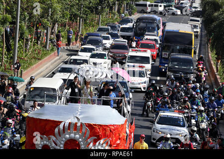 Manille, Philippines. Feb 21, 2019. Miss Univers, la Filipina Catriona gris, à son accueillant parade dans les rues de Manille, où elle a été accueillie avec enthousiasme par des milliers de fans. Credit : Alejandro Ernesto/dpa/Alamy Live News Banque D'Images