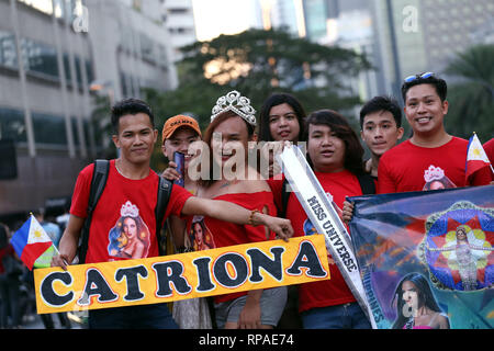 Manille, Philippines. Feb 21, 2019. Fans du welcome parade pour Miss Univers, la Filipina Catriona gris, à son retour à Manille. Credit : Alejandro Ernesto/dpa/Alamy Live News Banque D'Images