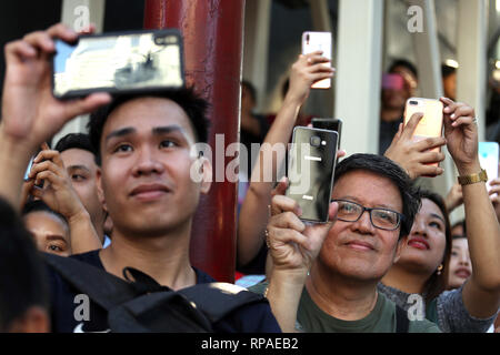 Manille, Philippines. Feb 21, 2019. Fans du welcome parade pour Miss Univers, la Filipina Catriona gris, à son retour à Manille. Credit : Alejandro Ernesto/dpa/Alamy Live News Banque D'Images