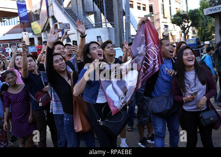 Manille, Philippines. Feb 21, 2019. Fans du welcome parade pour Miss Univers, la Filipina Catriona gris, à son retour à Manille. Credit : Alejandro Ernesto/dpa/Alamy Live News Banque D'Images