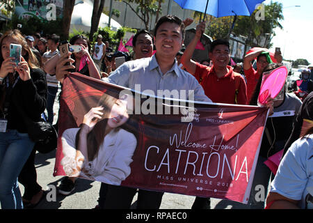 Manille, Philippines. Feb 21, 2019. Fans du welcome parade pour Miss Univers, la Filipina Catriona gris, à son retour à Manille. Credit : Alejandro Ernesto/dpa/Alamy Live News Banque D'Images