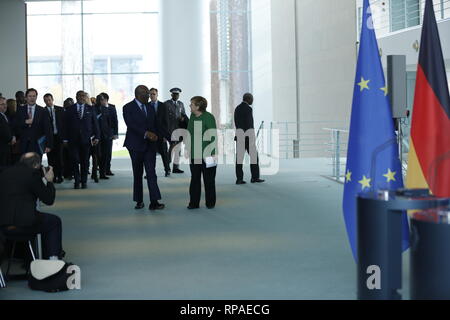 Berlin, Allemagne. 21 févr. 2019. La chancelière allemande, Angela Merkel, et le président de la République du Burkina Faso, Roch Marc Kaboré à la conférence de presse à la Chancellerie fédérale. Après une discussion commune, l'accent sera mis sur les relations bilatérales et les questions de politique de sécurité et de migration sur la situation dans la région du Sahel. Credit : SAO frappé/Alamy Live News Banque D'Images