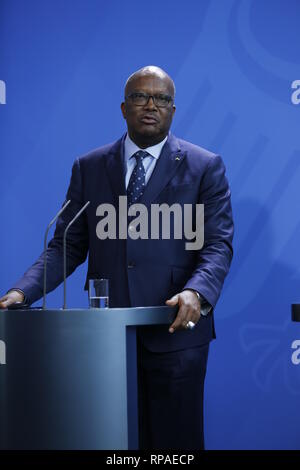 Berlin, Allemagne. 21 févr. 2019. La chancelière allemande, Angela Merkel, et le président de la République du Burkina Faso, Roch Marc Kaboré à la conférence de presse à la Chancellerie fédérale. Après une discussion commune, l'accent sera mis sur les relations bilatérales et les questions de politique de sécurité et de migration sur la situation dans la région du Sahel. Credit : SAO frappé/Alamy Live News Banque D'Images