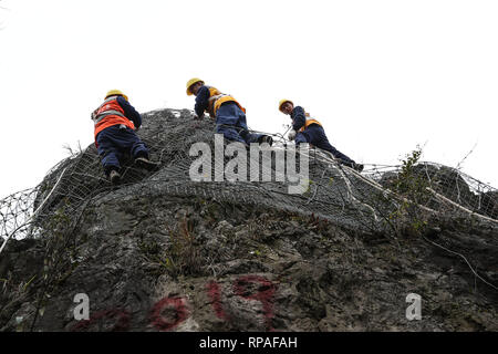 Guiyang. Feb 21, 2019. Les membres du personnel des chemins de fer à grande vitesse Guiyang division de l'entretien traiter avec plus de pierres délabrées, un tunnel pour Shanghai-Kunming train à grande vitesse dans le sud-ouest de la province du Guizhou, en Chine, le 21 février 2019. La division a pour mission principale de contrôler et réparer les installations de la gare des trains à grande vitesse dans toute la province du Guizhou où relief karstique constitue une menace à la sécurité au passage des trains. Credit : Liu Xu/Xinhua/Alamy Live News Banque D'Images