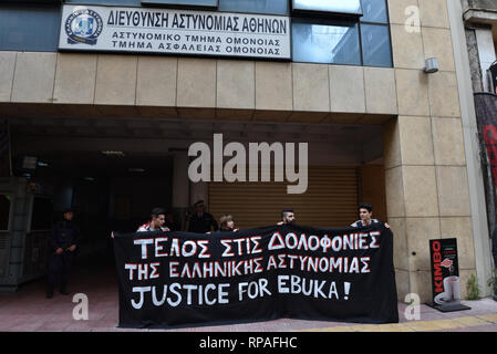 Athènes, Grèce. 21 févr. 2019. Les manifestants en face du poste de police Omonia demander justice pour les migrants nigérians Ebuka qui y est mort en garde à vue à Athènes, Grèce. Crédit : Nicolas Koutsokostas/Alamy Live News. Banque D'Images