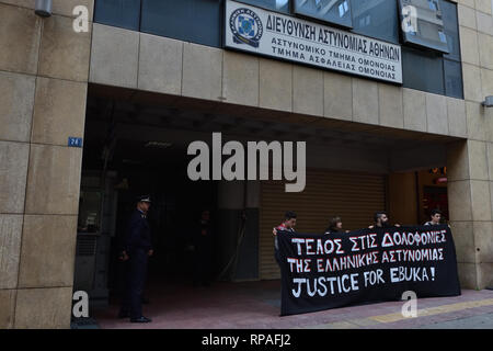 Athènes, Grèce. 21 févr. 2019. Les manifestants en face du poste de police Omonia demander justice pour les migrants nigérians Ebuka qui y est mort en garde à vue à Athènes, Grèce. Crédit : Nicolas Koutsokostas/Alamy Live News. Banque D'Images