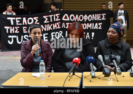 Athènes, Grèce. 21 févr. 2019. Les manifestants en face du poste de police Omonia demander justice pour les migrants nigérians Ebuka qui y est mort en garde à vue à Athènes, Grèce. Crédit : Nicolas Koutsokostas/Alamy Live News. Banque D'Images