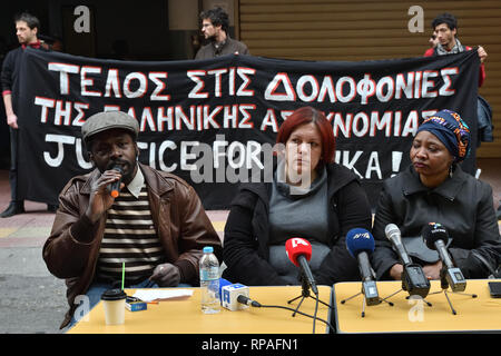 Athènes, Grèce. 21 févr. 2019. Les manifestants en face du poste de police Omonia demander justice pour les migrants nigérians Ebuka qui y est mort en garde à vue à Athènes, Grèce. Crédit : Nicolas Koutsokostas/Alamy Live News. Banque D'Images