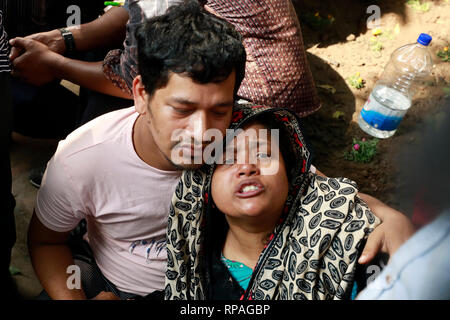 Dhaka, Bangladesh. Feb 21, 2019. DHAKA, BANGLADESH - 21 Février 2019 : un peuple bangladais pleure comme elle tient le corps d'un parent qui est mort dans un incendie dans le bâtiment, provoquant des explosions dans le vieux Montréal. Incendie du bâtiment tué 70 personnes, Dhaka, Bangladesh. Credit : SK Hasan Ali/Alamy Live News Banque D'Images