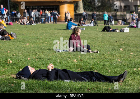 Green Park, Londres. 21 févr. 2019. Météo France : profiter de leur pause déjeuner au soleil en prenant un peu de temps pour profiter de la chaleur comme temeratures Offre Février Météo printanière pour la deuxième année consécutive. Crédit : Jeff Gilbert/Alamy Live News Banque D'Images