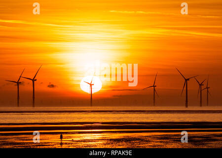 Crosby, Merseyside. 21 Février, 2019. Météo britannique. De soleil colorés sur la mer d'Irlande. L'un des plus chauds Feb jours dans un long temps, avec des températures devrait s'élever à un niveau presque record d'ici la fin de semaine. Credit : MediaWorldImages/Alamy Live News Banque D'Images