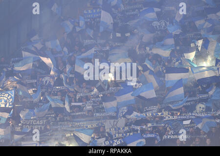 Foto Cafaro/LaPresse 21 febbraio 2019 Napoli, Italia sport calcio SSC Napoli vs FC Zurich - UEFA Europa League saison 2018/19, Sedicesimi di finale, ritorno - stadio San Paolo. Nella foto : tifosi della Zurigo. Cafaro Photo/LaPresse 21 février 2019 Naples, Italie Sports Football SSC Napoli vs FC Zurich - UEFA Europa League saison 2018/19, ronde de 32, deuxième partie - stade San Paolo. Dans le pic : la Zurich fans montrent leur soutien. Banque D'Images