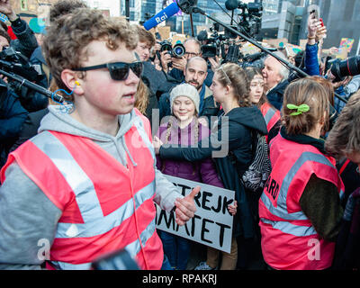 21 février 2019 - Bruxelles, au nord de Brabant, Belgique - l'adolescence militante suédoise Greta Thunberg est vu entouré par la police belge lors de la démonstration.Pour la septième fois consécutive, les élèves de l'école belge sautée à démontrer pour mieux la politique climatique. Cette fois, le compte de démonstration avec la participation et le soutien de l'activiste suédois adolescentes Greta Thunberg. La jeune activiste suédois a fait une grève de l'école en août 2018, protestant, chaque semaine à l'extérieur de son parlement du pays d'attirer l'attention sur le changement climatique. (Crédit Image : © Ana Fernandez/SOPA v Images Banque D'Images