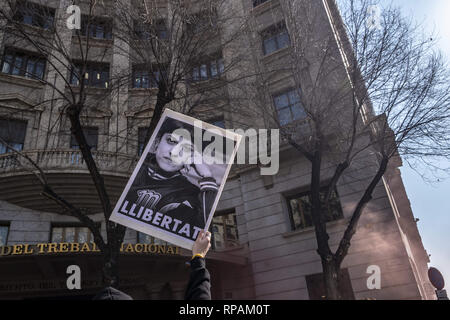 Barcelone, Catalogne, Espagne. Feb 21, 2019. Une affiche avec le portrait de l'ancien vice-Anna Gabriel, actuellement en exil à Zuiza est visible pendant la manifestation.Une grève générale en Catalogne pour exiger des droits, de la liberté et de dénoncer les procès qui ont lieu dans la Cour Suprême de Justice de Madrid. Organisée par l'intersyndicale-CsC, de nombreux manifestants ont suivi la grève générale dans toute la Catalogne avec le trafic s'arrête dans les principales routes urbaines. Credit : Paco Freire SOPA/Images/ZUMA/Alamy Fil Live News Banque D'Images