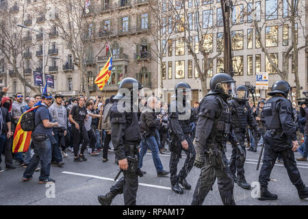 Barcelone, Catalogne, Espagne. Feb 21, 2019. Agent de la police de la Mossos d'Escuadra sont vus en retraite après avoir fait plusieurs charges contre les manifestants pendant la grève.Une grève générale en Catalogne pour exiger des droits, de la liberté et de dénoncer les procès qui ont lieu dans la Cour Suprême de Justice de Madrid. Organisée par l'intersyndicale-CsC, de nombreux manifestants ont suivi la grève générale dans toute la Catalogne avec le trafic s'arrête dans les principales routes urbaines. Credit : Paco Freire SOPA/Images/ZUMA/Alamy Fil Live News Banque D'Images
