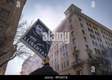 Barcelone, Catalogne, Espagne. Feb 21, 2019. Une affiche avec le portrait de l'ancien vice-Anna Gabriel, actuellement en exil à Zuiza est visible pendant la manifestation.Une grève générale en Catalogne pour exiger des droits, de la liberté et de dénoncer les procès qui ont lieu dans la Cour Suprême de Justice de Madrid. Organisée par l'intersyndicale-CsC, de nombreux manifestants ont suivi la grève générale dans toute la Catalogne avec le trafic s'arrête dans les principales routes urbaines. Credit : Paco Freire SOPA/Images/ZUMA/Alamy Fil Live News Banque D'Images