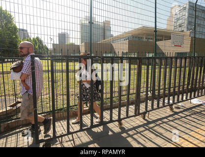 Beijing, Chine. 26 juillet, 2018. Une famille américaine quitte l'ambassade des États-Unis après une petite "bombe" a été mis en disponibilité à l'intersection près de l'ambassade à Beijing le 26 juillet 2018. Un homme âgé de 26 ans à partir de la Mongolie intérieure a fait exploser une petite dans la rue, a annoncé la police, blessant lui-même avant d'être mis en détention. La nouvelle de l'incident a rapidement été censuré sur les médias sociaux chinois. Credit : Todd Lee/ZUMAprilESS.com/ZUMA Wire/Alamy Live News Banque D'Images