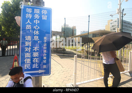 Beijing, Chine. 26 juillet, 2018. Attendez que le chinois de l'ambassade des États-Unis à repoen après une petite "bombe" a été mis en disponibilité à l'intersection près de l'ambassade à Beijing le 26 juillet 2018. Un homme âgé de 26 ans à partir de la Mongolie intérieure a fait exploser une petite dans la rue, a annoncé la police, blessant lui-même avant d'être mis en détention. La nouvelle de l'incident a rapidement été censuré sur les médias sociaux chinois. Credit : Todd Lee/ZUMAprilESS.com/ZUMA Wire/Alamy Live News Banque D'Images