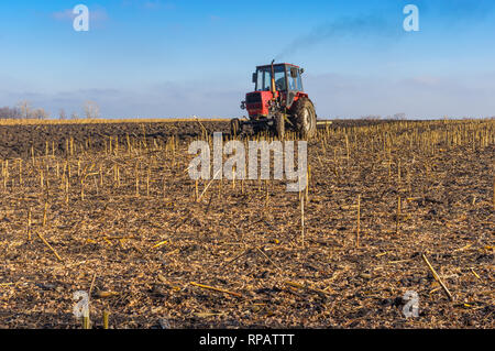 Paysage agricole avec tracteur à roues, labourer le champ de maïs récolté à la fin de la saison d'automne au centre de l'Ukraine Banque D'Images