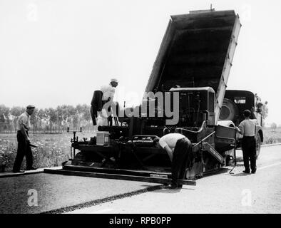 L'asphaltage de l'autoroute à melegnano, Italie 1959 Banque D'Images