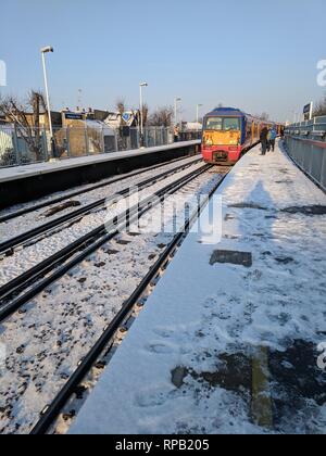 Train roulant dans la neige Banque D'Images