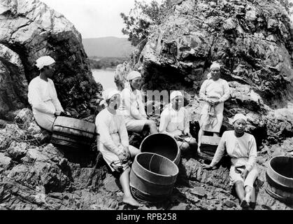 Le Japon, groupe d'ama, pêcheur d'huîtres perlières, 1920-30 Banque D'Images