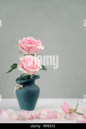 Deux roses dans vase vert flower still life Banque D'Images