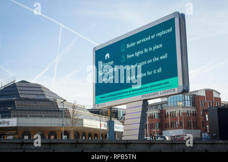 Un nouveau grand écran lumineux à LED extérieur publicité Station de lecture, Berkshire. Banque D'Images