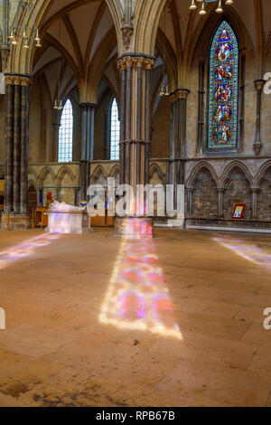 La lumière du soleil à travers les vitraux en formant un motif coloré, La Cathédrale de Lincoln, ville de Lincoln, Lincolnshire, East Midlands, Angleterre, RU Banque D'Images