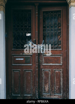 Portes en bois de bâtiment vide verrouillé avec une chaîne. Entrée de bâtiment abandonné fermé et verrouillé avec un cadenas. Banque D'Images