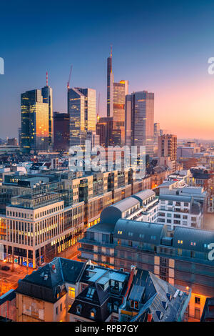 Frankfurt am Main, Allemagne. Aerial cityscape image de Frankfurt am Main skyline pendant beau lever de soleil. Banque D'Images