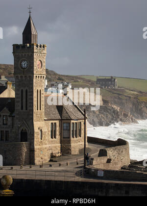 Le bâtiment de l'Institut de Porthleven avec ses 70ft Tour de l'horloge. Construit par le propriétaire de l'usine et de la mine en 1884 William Bickford-Smith en tant que scientifi Banque D'Images