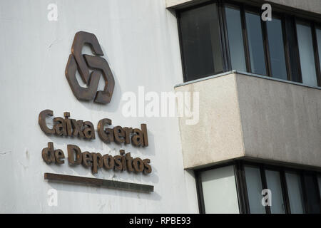 Le logo de la banque Caixa Geral de Depositos vu à Viana do Castelo. Viana do Castelo est riche en palais arborant des armoiries, des églises et monastères, fontaines monumentales et de l'eau caractéristiques qui constituent une richesse du patrimoine à visiter. Il est situé sur les rives du fleuve Lima et les frontières de l'océan Atlantique. Banque D'Images