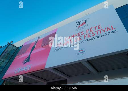 CANNES, FRANCE - 26 octobre 2017 : bannière du célèbre Grand Auditorium Louis Lumière durant le 70e anniversaire du festival Banque D'Images