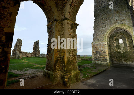 Abbaye de Reculver, Herne Bay, Kent. Ruines de l'église St Mary au coucher du soleil. Banque D'Images