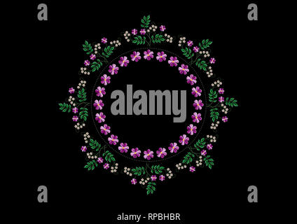 Cadre rond de fleurs violettes et des perles dans une couronne de rameaux brodé en blanc et fleurs violettes sur un fond noir Banque D'Images