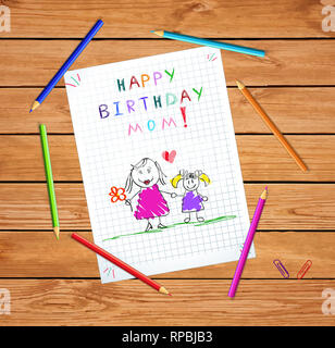 Joyeux Anniversaire Maman. Les enfants dessinés à la main, en couleurs Illustration de la mère et la fille ensemble sur ordinateur portable sur feuille quadrillée avec table en bois stylo de couleur Banque D'Images