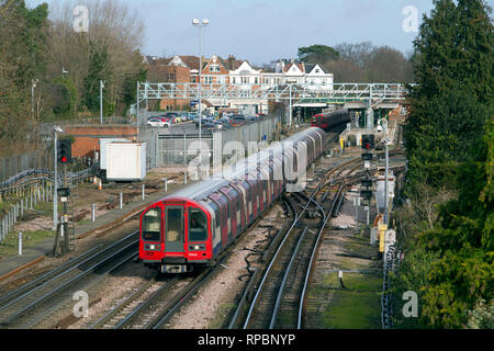 Une ligne centrale train formé de métro de Londres 1992 s'écarte de stock Woodford avec un service en direction ouest. Banque D'Images