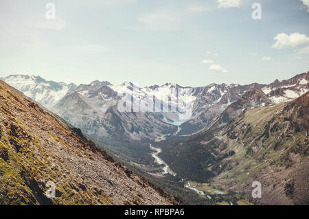 Vue panoramique sur la rivière sinueuse, les montagnes et la rivière aux eaux turquoises. Les Highlands et ses sommets enneigés photos instagram teinté. Banque D'Images