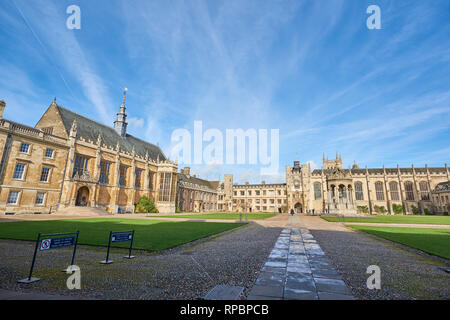 Cour de Trinity College, Université de Cambridge, en Angleterre, sur une journée d'hiver ensoleillée, avec la salle à manger à gauche. Banque D'Images