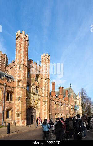 Les touristes à l'extérieur de l'entrée principale de St John's College, Université de Cambridge, en Angleterre, sur une journée d'hiver ensoleillée. Banque D'Images