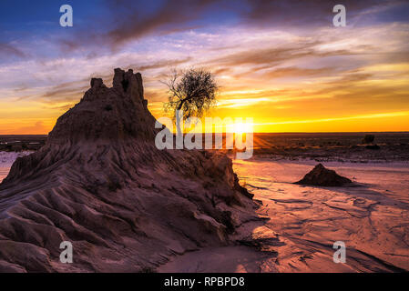 Coucher du soleil sur les murs de la Chine dans le parc national de Mungo, Australie Banque D'Images