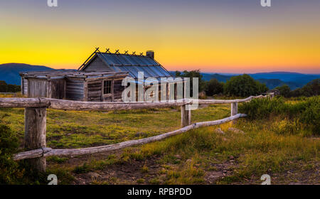 Coucher du soleil au-dessus de Craigs cabane dans les Alpes victoriennes, Australie Banque D'Images