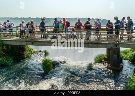 PUERTO IGUAZU, Misiones, ARGENTINE - Septembre 17, 2015 : les touristes sur une passerelle surplombant la gorge du diable en automne Parc National de l'Iguazu Banque D'Images